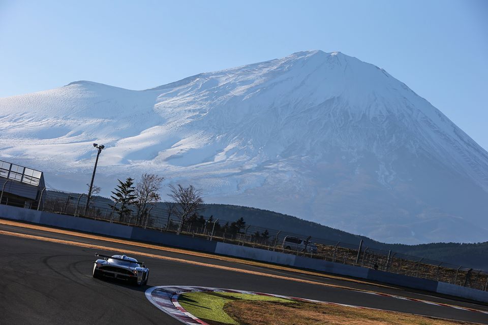 マセラティ MCコルサ 富士スピードウェイを爆走!|ビンゴスポーツ/希少