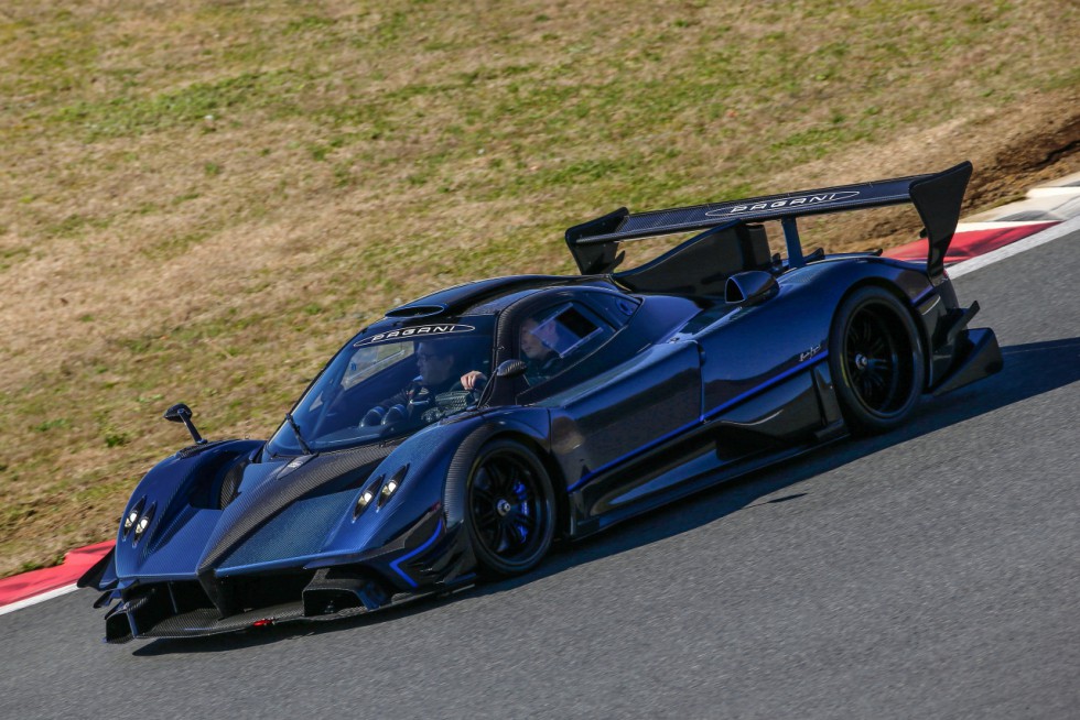 Pagani Zonda Revolucion日本初走行の様子 !!|ビンゴスポーツ
