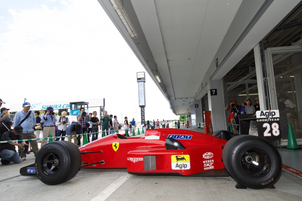 1987年の F1グランプリで2勝を挙げた本物の FERRARI F187 を手に
