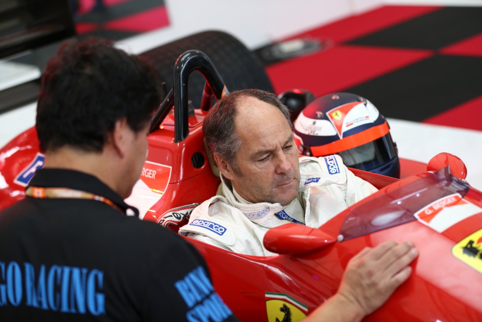 28年前の優勝の地-鈴鹿で、優勝マシンFerrari F187のコクピットにおさまる、ゲルハルト・ベルガー|ビンゴスポーツ/希少車、  絶版車、高級車の販売・買取。